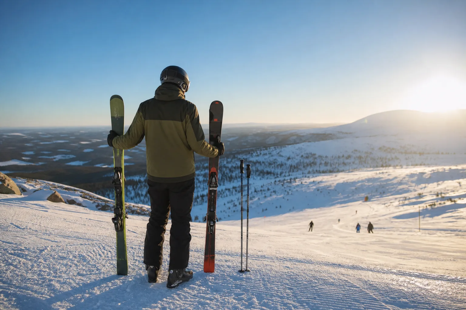 Skidåkare jämför två par alpinskidor i solig fjällmiljö