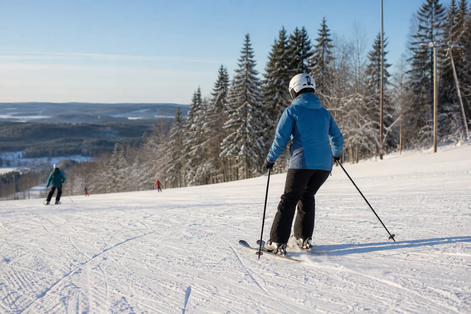 Nybörjare övar svängar på lätt preparerad pistbacke