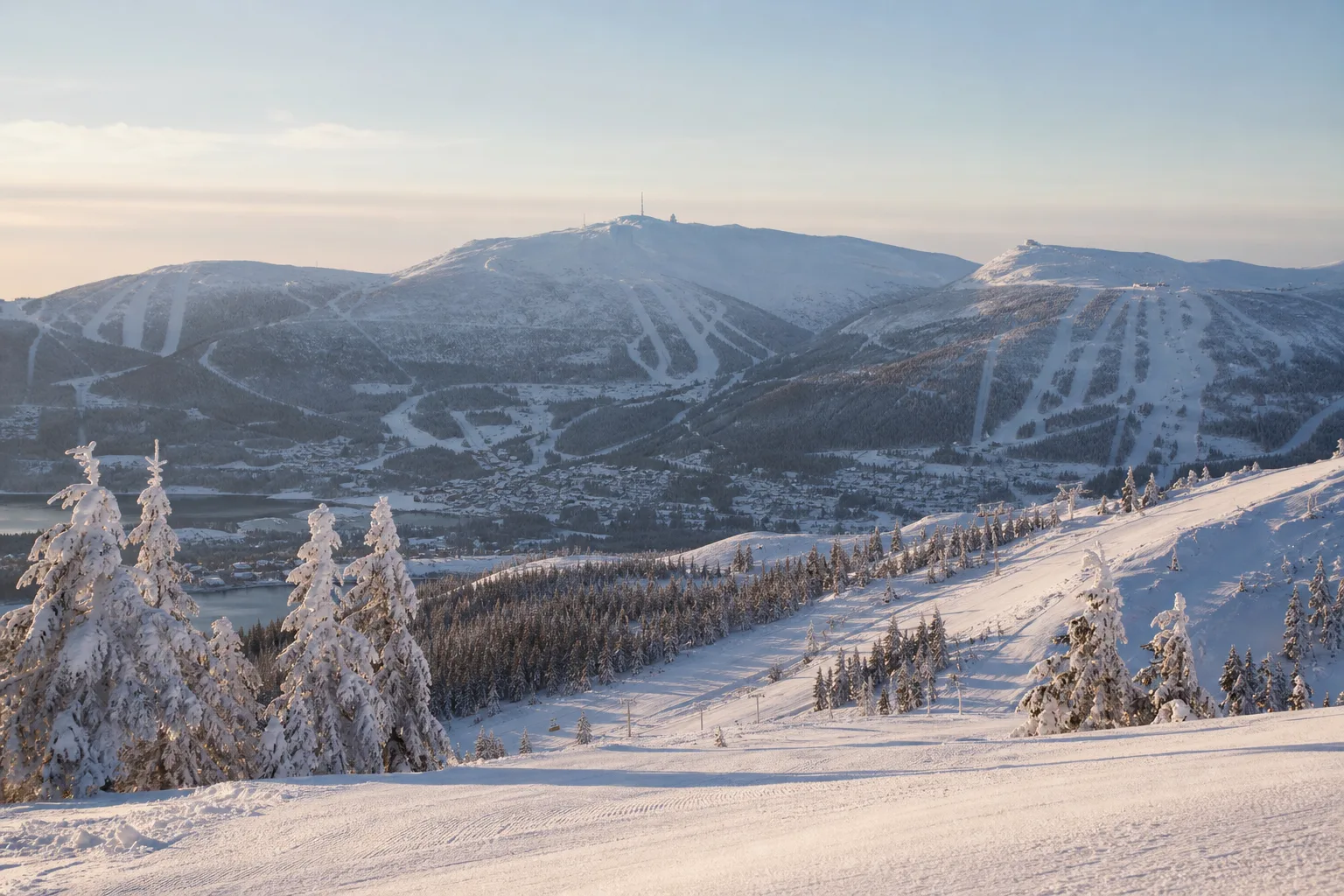 Vy över Åres fjällterräng med pister och liftar i vinterlandskap