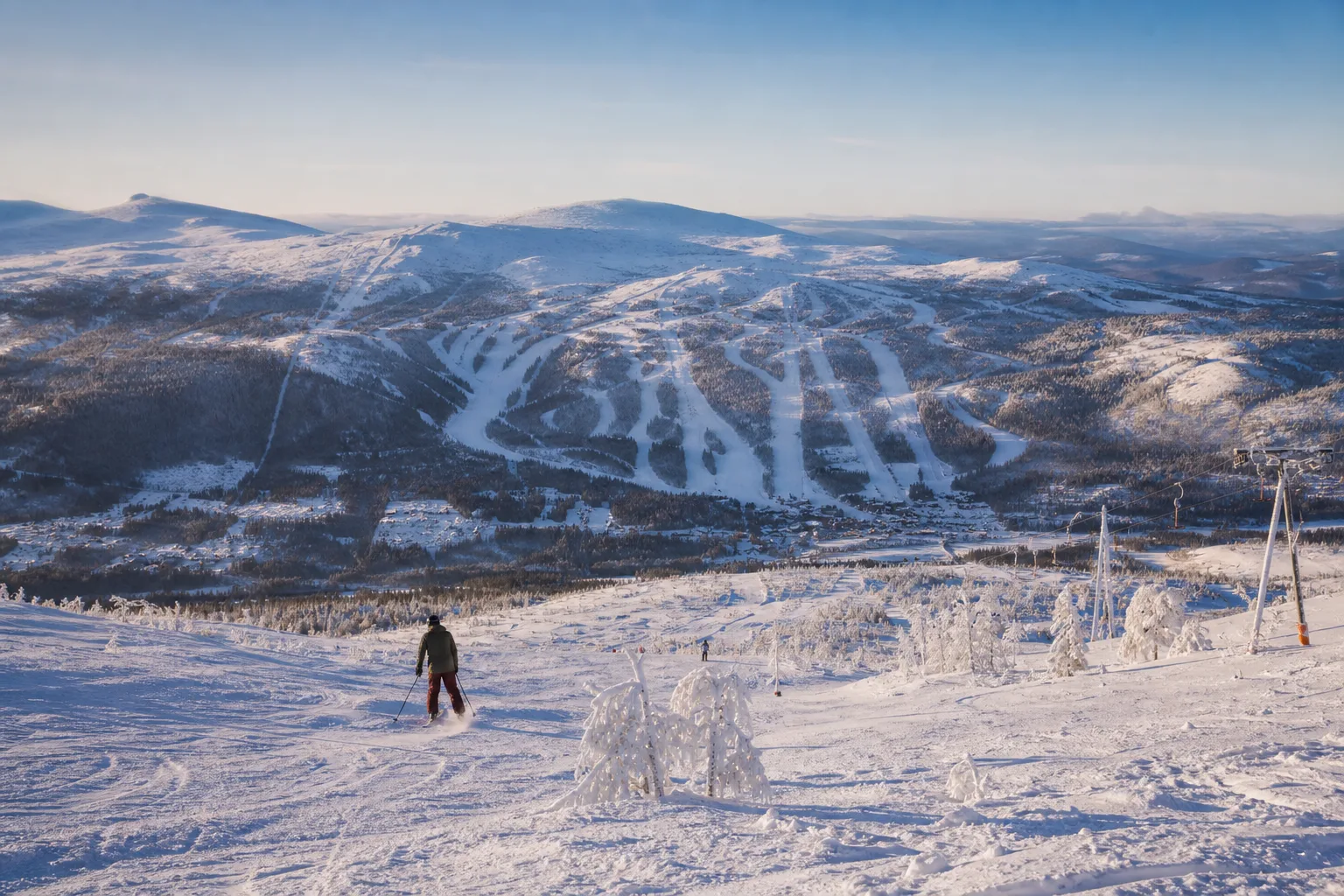 Karta över svenska fjällkedjan med markeringar för flera skidorter