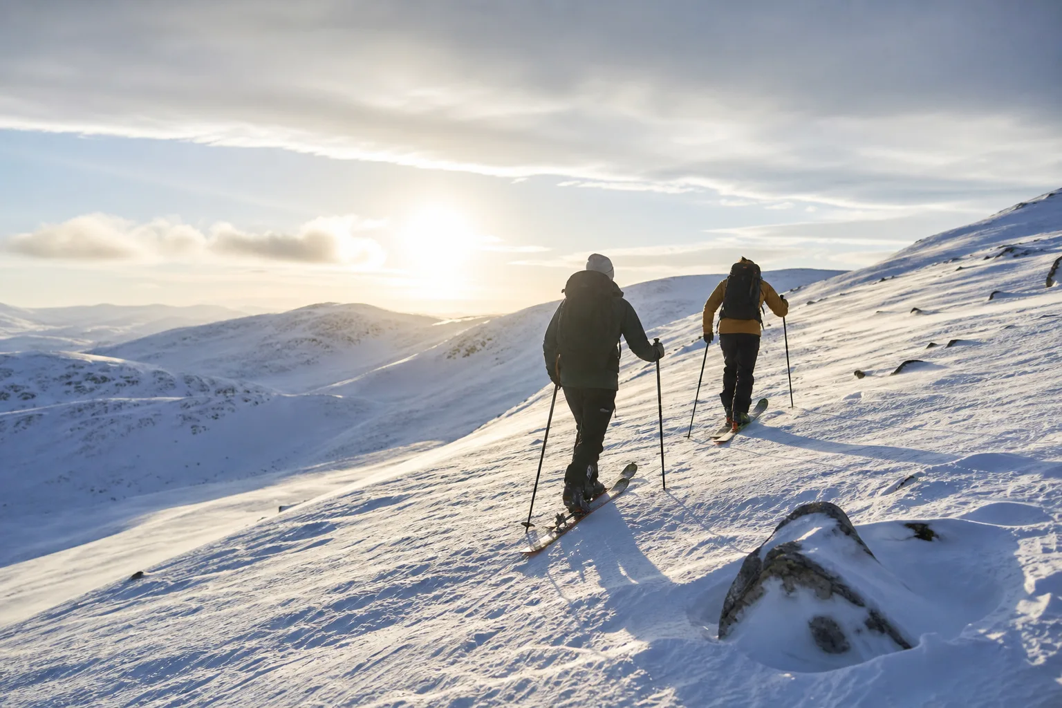 Nybörjare på topptur går uppför en fjällsluttning tillsammans med en erfaren guide